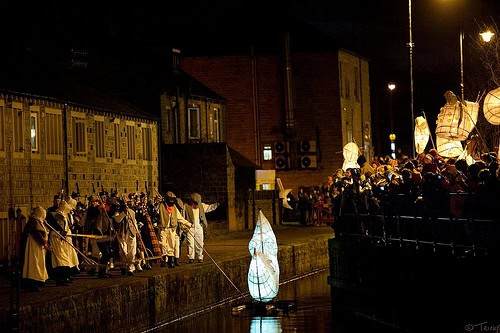 Moon being raked along the canal, accompanied by Bag-pipes